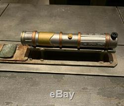 Star Wars Galaxys Edge Savis Workshop Custom Lightsaber + Pin/Sheath Kyber